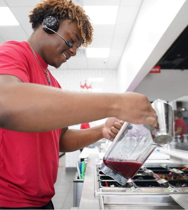 Smoothie king employee preparing a smoothie